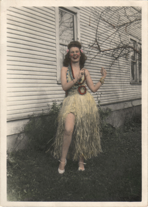 Женщина с веселым нравом позирует фотографу в карнавальном костюме.