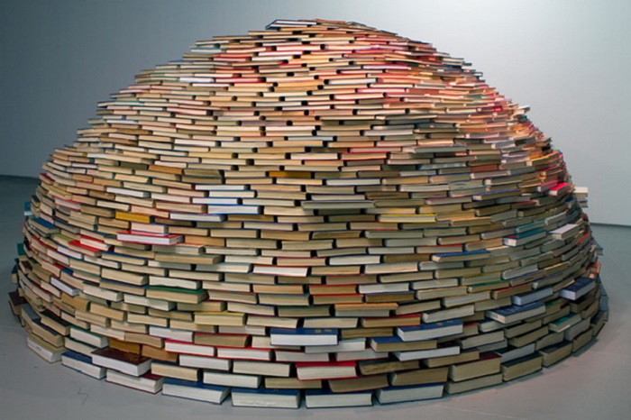 Аккуратно сложенные книги создают куполообразную структуру.