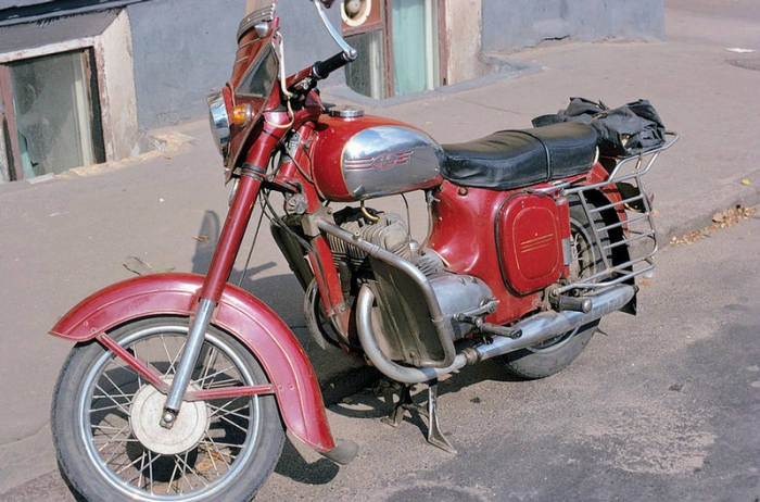 У тех, кто ещё не накопил денег на собственные «Жигули» или «Москвич» была возможность купить прекрасный мотоцикл «Ява».