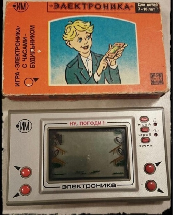 «Ну, погоди!» - эта самая первая и популярная советская портативная электронная игра, которая производилась под торговой маркой «Электроника».