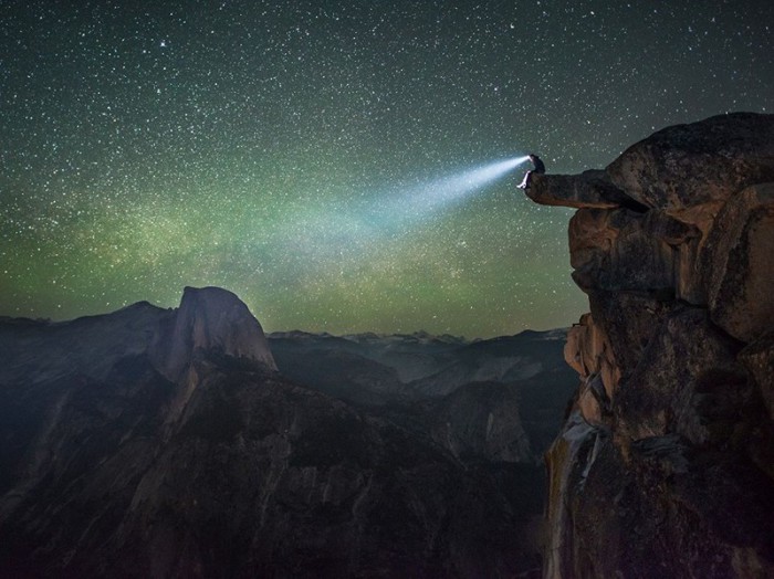 Человек с фонарем в национальном парке Йосемити. Фотограф Christian Fernandez.
