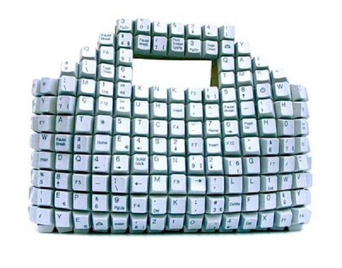 Сумка усеянная клавишами из клавиатуры.