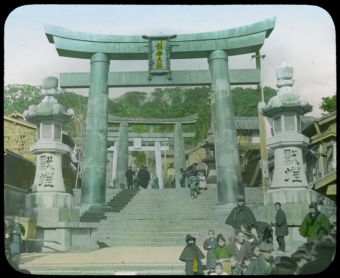 Японские ритуальные ворота ведущие в храм Сува-дзиндзя - главный синтоистский храм в Нагасаки.