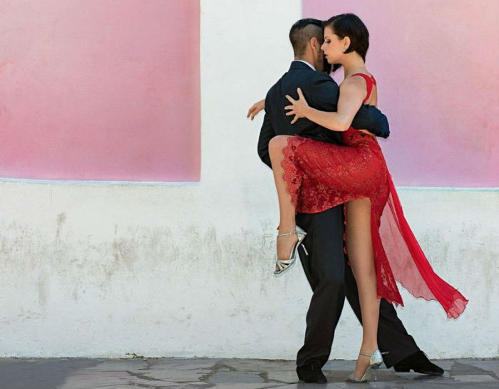 Танго, один из самых известных танцев мира, зародившийся в Буэнос-Айресе, в бедных кварталах аргентинской столицы в конце 19 века.