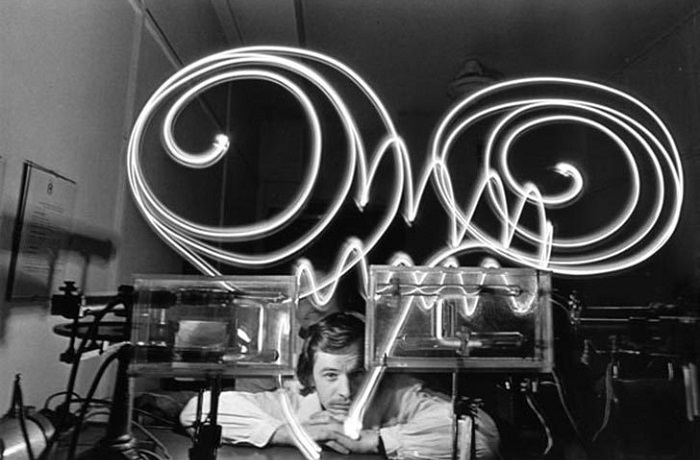 Лаборатория физики, 1960 год. Фотограф Анатолий Хрупов, обыгрывавший тему «физиков и лириков» в контексте достижений советской науки.
