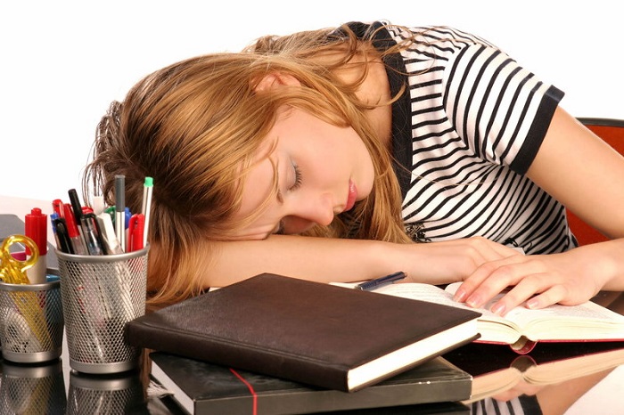 Большинство студентов ощущают сниженную работоспособность в учебной деятельности из-за недосыпа.| Фото: gisher.ru