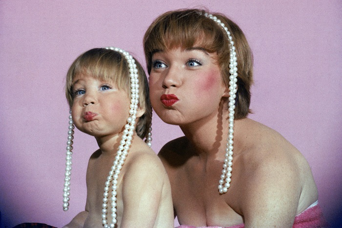 Ширли МакЛейн и ее дочь Сати Паркер в 1959 году.