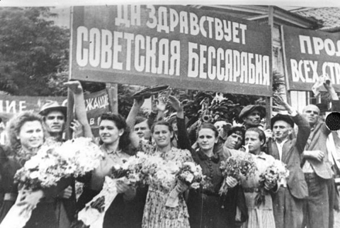 Жители Бессарабии приветствуют советские войска.