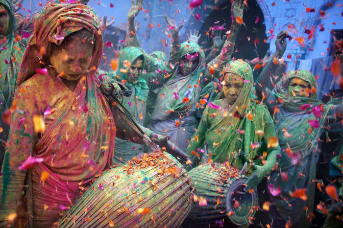 Индийские женщины отмечают праздник красок, который проходит в мае месяце.