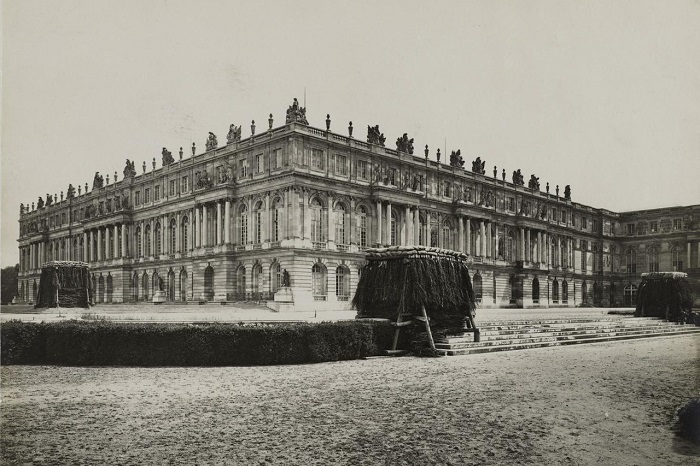 Укрытие памятников в Версале.