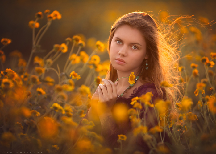 Портрет в цветущем поле. Автор фотографии: Lisa Holloway.
