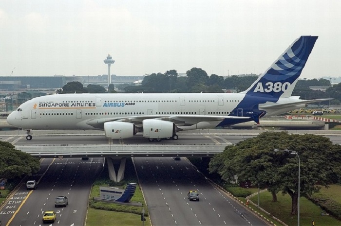 Аэробус А380 проезжает мост рулежной дорожки над автострадой А14, Германия.