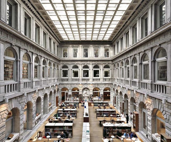 Самая большая библиотека Венеции, в фондах которой собрана одна из крупнейших коллекций классических текстов во всём мире.