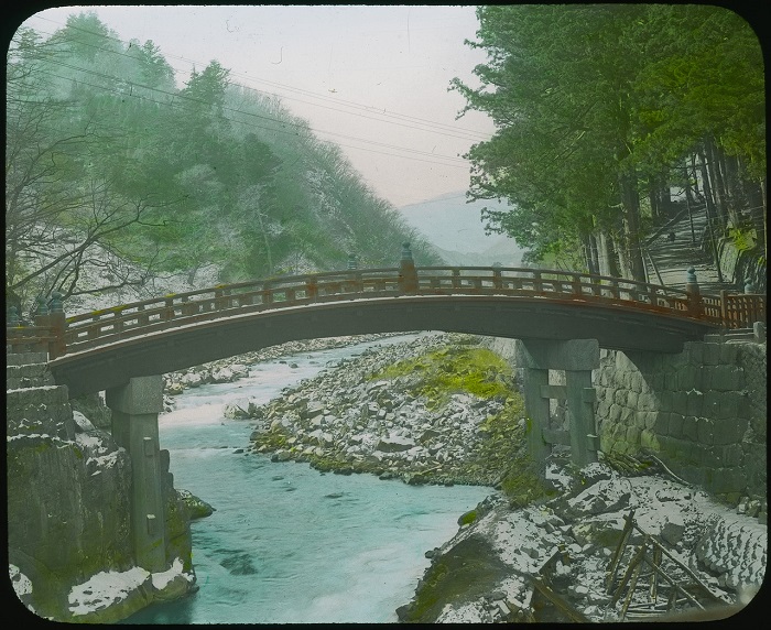 Мост в Японии - символ жизненного пути, поэтому его изготавливают из ценных пород деревьев.