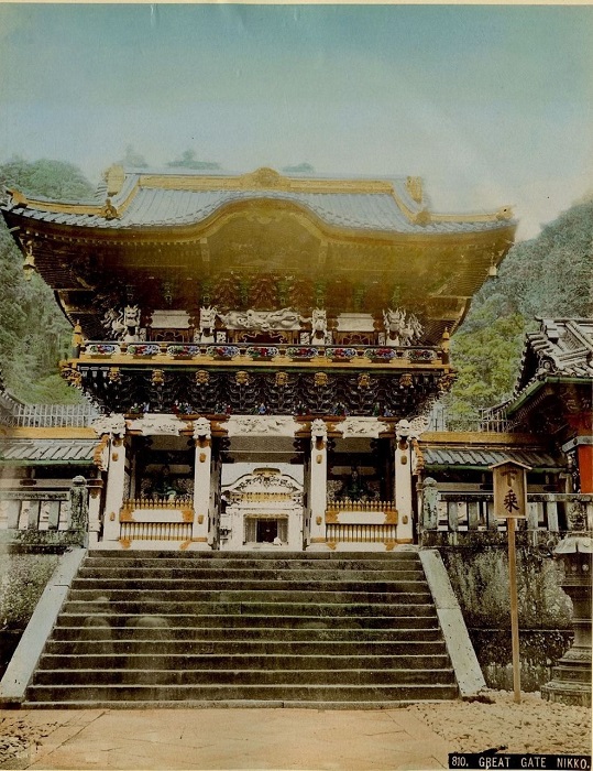 Открывают святилище Тосёгу — место упокоения великого полководца и государственного деятеля сёгуна Иэясу Токугавы, в городе Никко.