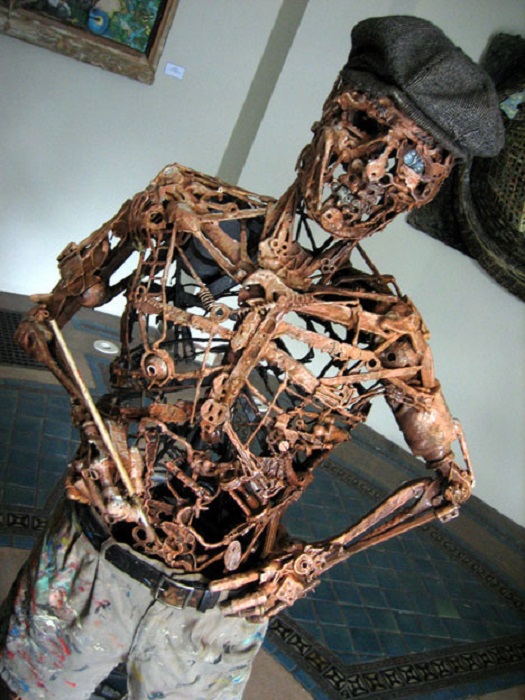 Скелет из подручного железного хлама.