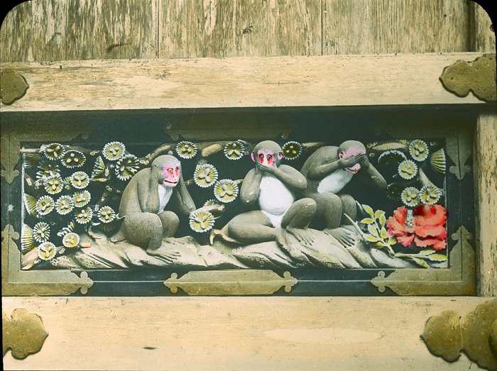 Три мудрых обезьяны на резном деревянном панно, украшающем священную конюшню в святилище Тосёгу, Никко.
