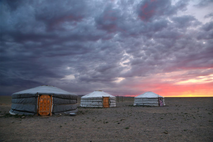 Юрты жителей кочевых племен Монголии в пустыне Гоби.
