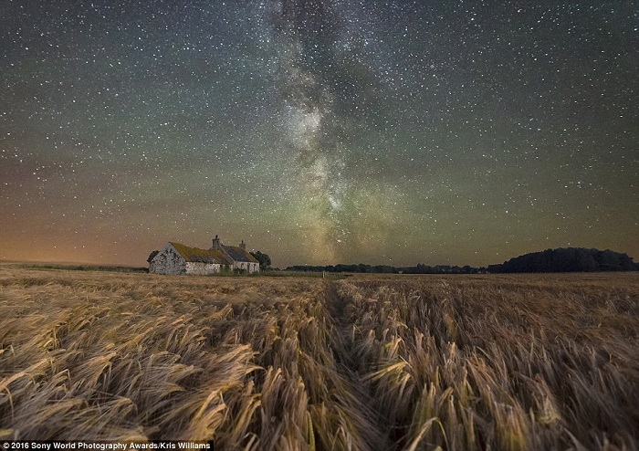 Звёздная ночь над заброшенной фермой на острове Англси в Уэльсе. Фотограф Kris Williams.