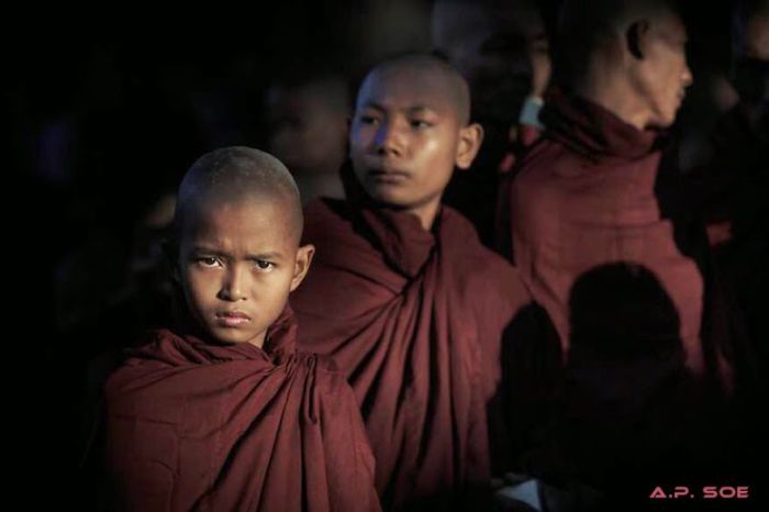 Молодые монахи-новички на фестивале храма Ананда, Баган.