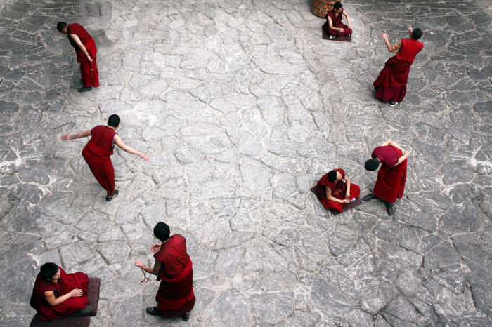 Каждодневные многочасовые учения тибетских монахов.