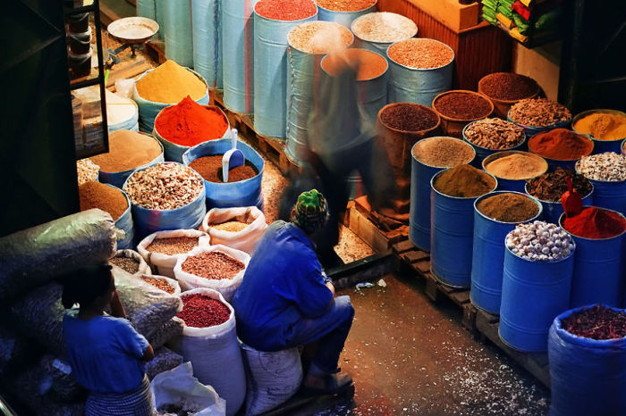 Местный житель продает разный товар на одном из крупнейших базаров Марокко.