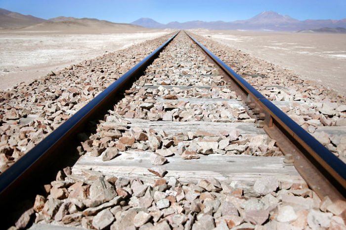 Железнодорожное полотно проходящее через пустынные горы.