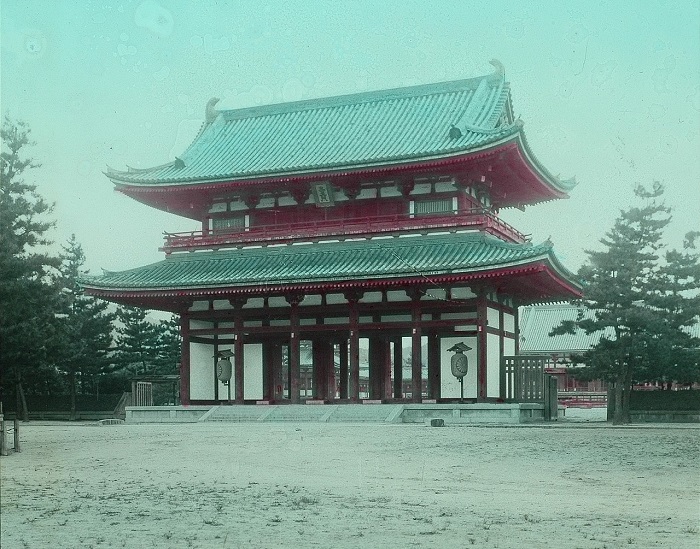 Самые древние из ворот дзэнских храмов в Японии, являющиеся национальным достоянием.