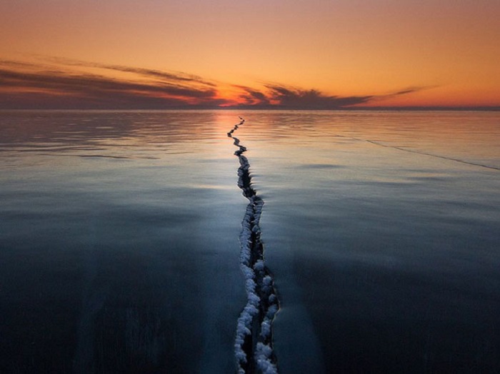 На Байкале во льду встречаются коварные становые трещины. Фотограф Alexey Trofimov.