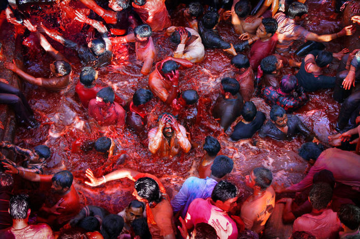 Многочисленная толпа индусов погружается в воды, во время праздника Холи.