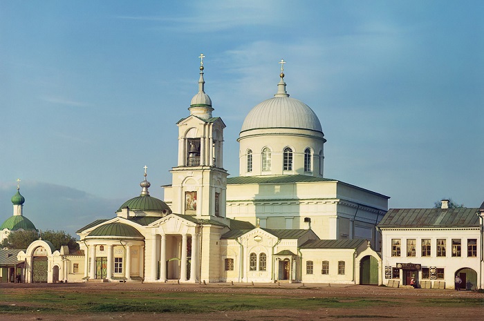 Христорождественская церковь, холодная, каменная, построена в 1847 году.