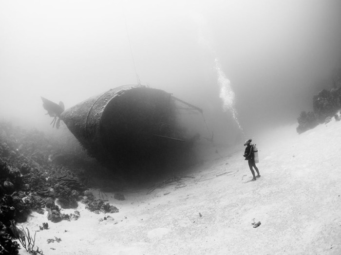Дайвер и затонувший сухогруз у карибского острова Бонайре. Фотограф Marc Henauer.