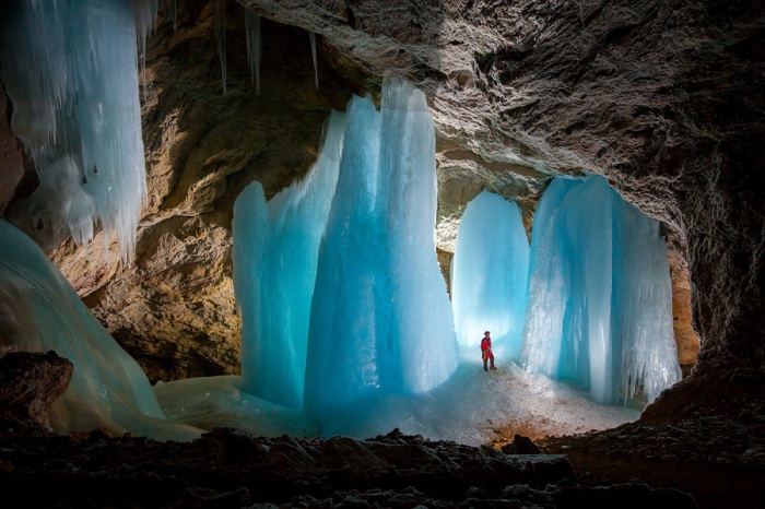 Известный зал «Халле дер Цирцея» находится в конце туристической пещеры, куда могут добраться только опытные спелеологи. При правильном освещении лёд в зале светится в красивых голубых тонах. Фотограф Пётр Гедей (Peter Gedei).