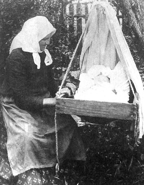 Бабушка над колыбелью внука. Владимирская губерния, 1914