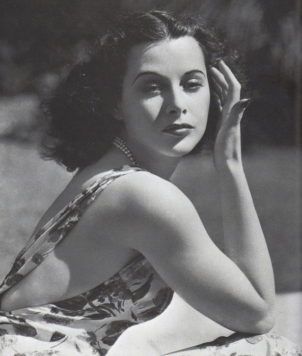 Популярная в 1930—1940-е годы австрийская, а затем американская актриса кино, а также изобретательница.