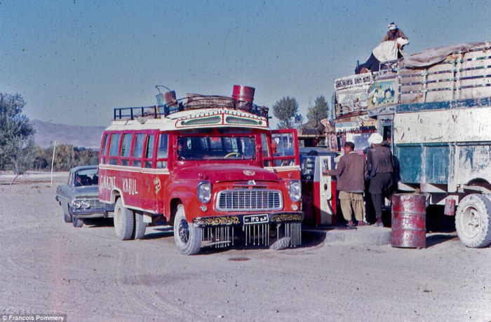 Автобус в Кабуле остановился на заправке.