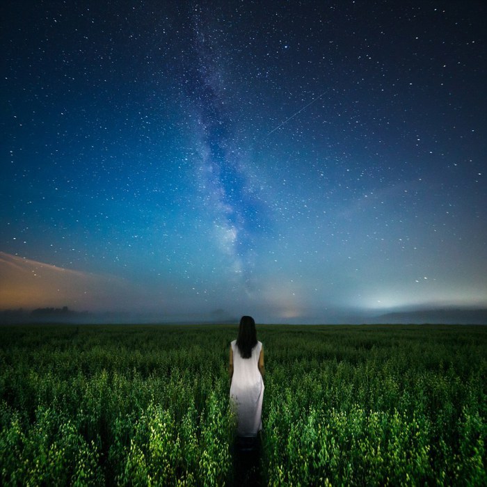 Женщина размышляет о будущем, любуясь звёздным небом по дороге домой. Категория «Сумерки». Фотограф Kimmo Kuisma.