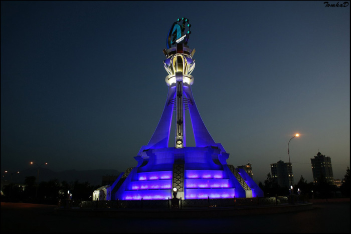 На вершине этого строения высотой размещено скульптурное изображение эмблемы V Азиатских игр, которые состоятся в Ашхабаде в 2017 году.