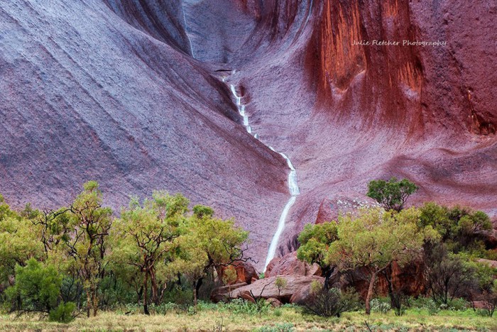 Одна из главных достопримечательностей Австралии — необыкновенного цвета скала. Её около 680 миллионов лет, и она меняет свой цвет в зависимости от времени суток.