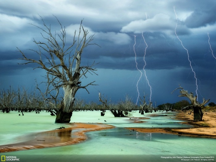 Сюрреалистическая зелёно-молочная вода озера — природный феномен, вызванный электромагнитной активностью молний, бьющих по поверхности.