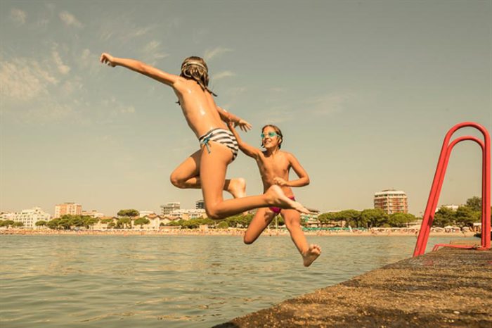Прыгающие в воду дети. Фотограф: Андреа Россато (Andrea Rossato).
