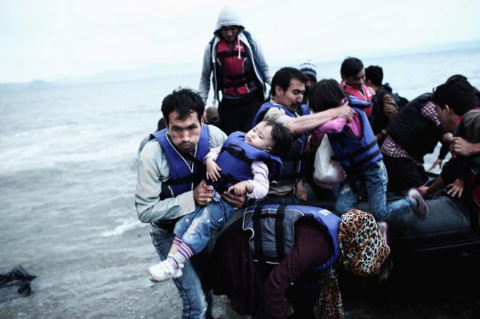 Мигранты после пересечения Эгейского моря между Турцией и Грецией в поисках европейской мечты. Фотограф: Ангелос Цорциннис (Angelos Tzortzinis).