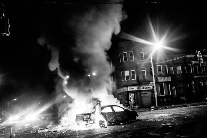 Беспорядки в северо-западной части Балтимора. Фотограф: Андрей Бартон (Andrew Burton).
