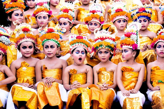 Молодые девушки ждут своего выступления во время фестиваля Melasti. Фотограф: Хайрель Ануар Че Ани (Khairel Anuar Che Ani).