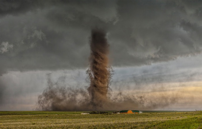 Потрясающий редкостный антициклонический торнадо (штат Колорадо,США).