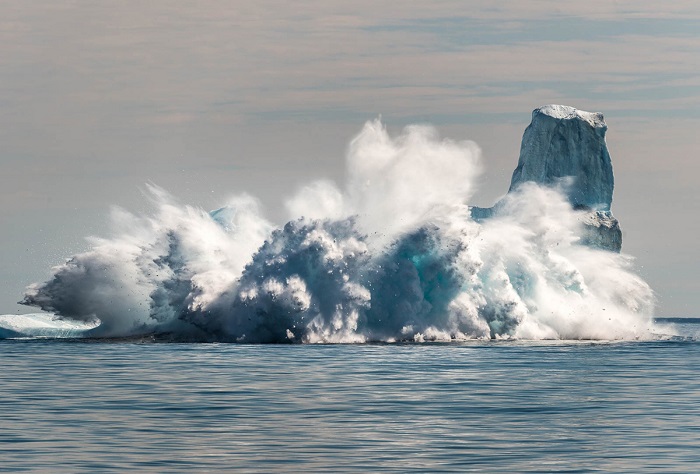 Разрушение айсберга под палящим гренландским солнцем.