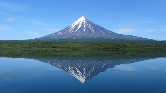 Высота действующего вулкана, расположенного в восточной части полуострова Камчатки, составляет 3528 метров.