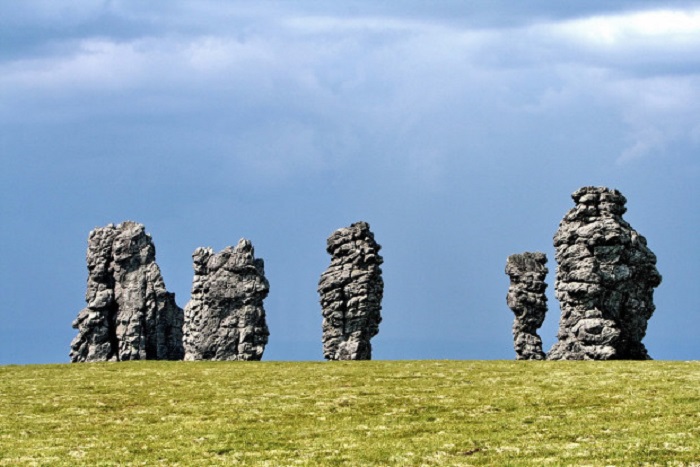 Молчаливые каменные истуканы - визитная карточка Урала.  Плато Маньпупунер считается одним из сильнейших российских энергетических мест силы.