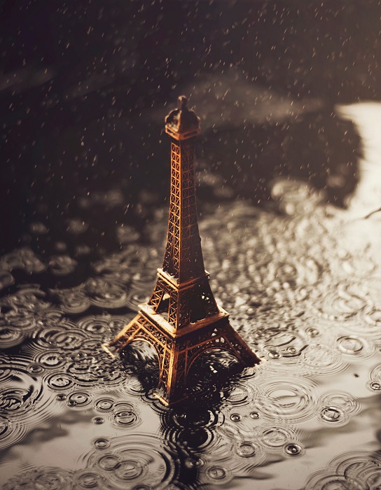 Париж во время дождя, где каждая капля пронизана очарованием и магией, соединяющей сердца.