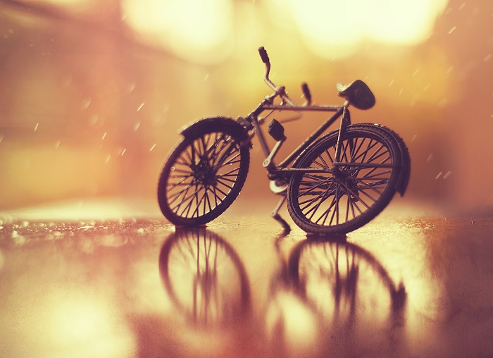 Неспешная прогулка на велосипеде в дождливый осенний день.